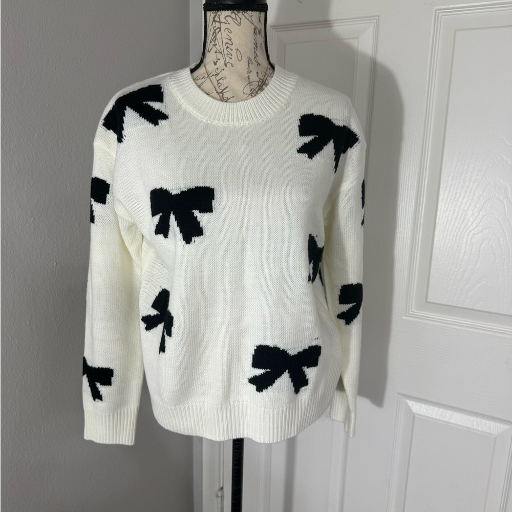 Classic Bow-Pattern White Sweater